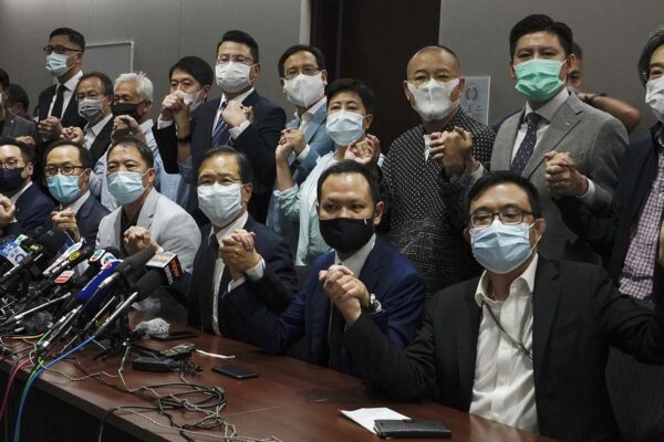 חברי האופוזיציה בפרלמנט של הונג קונג במסיבת העיתונאים בה הודיעו על התפטרותם במחאה על חוק שיני שמצמצם את האוטונומיה של העיר. (צילום: (AP Photo/Vincent Yu