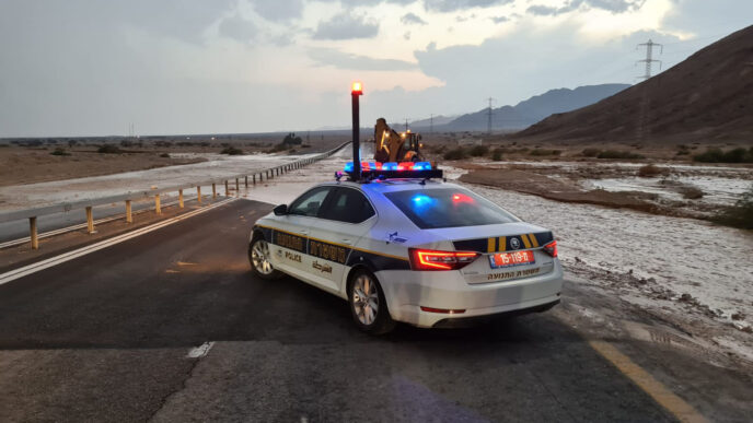 ניידת משטרה חוסמת צירים מוצפים (צילום: משטרת ישראל)