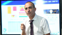 הפרופסור רוני גמזו בתדריך אחרון לתקשורת בתפקידו כראש 'מגן ישראל' (צילום: ראובן קסטרו)