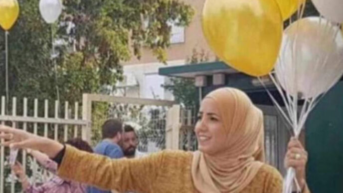 شريفة أبو – معمر رحمها الله في ساحة مدرسة "درور الرملة" التي كانت تعلّم فيها (تصوير: ألبوم خاص)