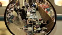 השתקפות מראה בסופרמרקט (למצולמים אין קשר לכתבה) (צילום: נתי שוחט/פלאש 90)