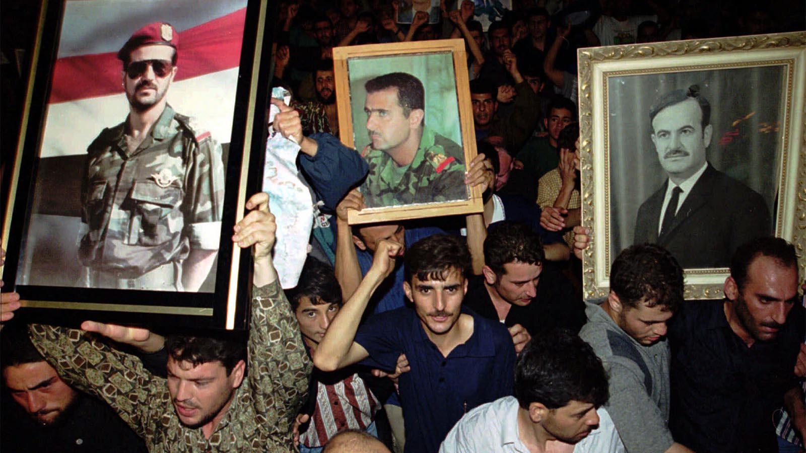 אזרחים סורים מתאבלים על מותו של הנשיא חאפז אל-אסד, 2000. (AP Photo/Hussein Malla, File)