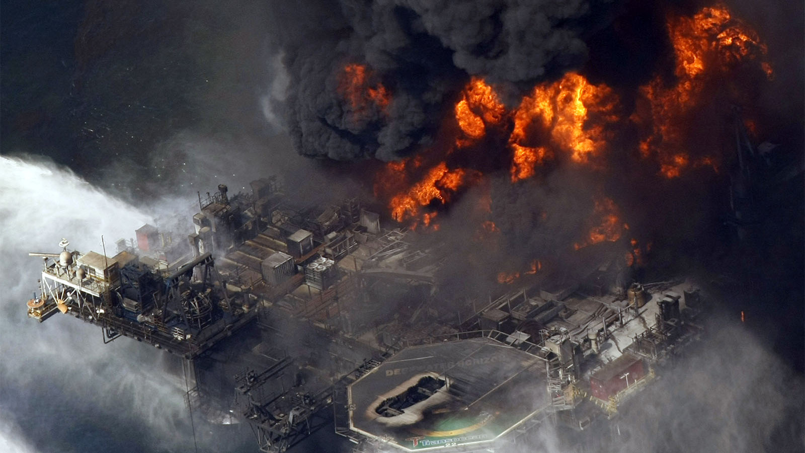 צילום אוויר של להבות במפרץ מקסיקו לאחר הפיצוץ באסדת הנפט Deepwater Horizon של חברת BP, 21 באפריל 2010 (AP Photo/Gerald Herbert, File)