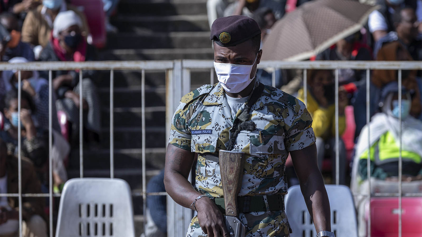 שוטר מגן על מתחם תרומות דם באדיס אבבה . (AP Photo/Mulugeta Ayene)