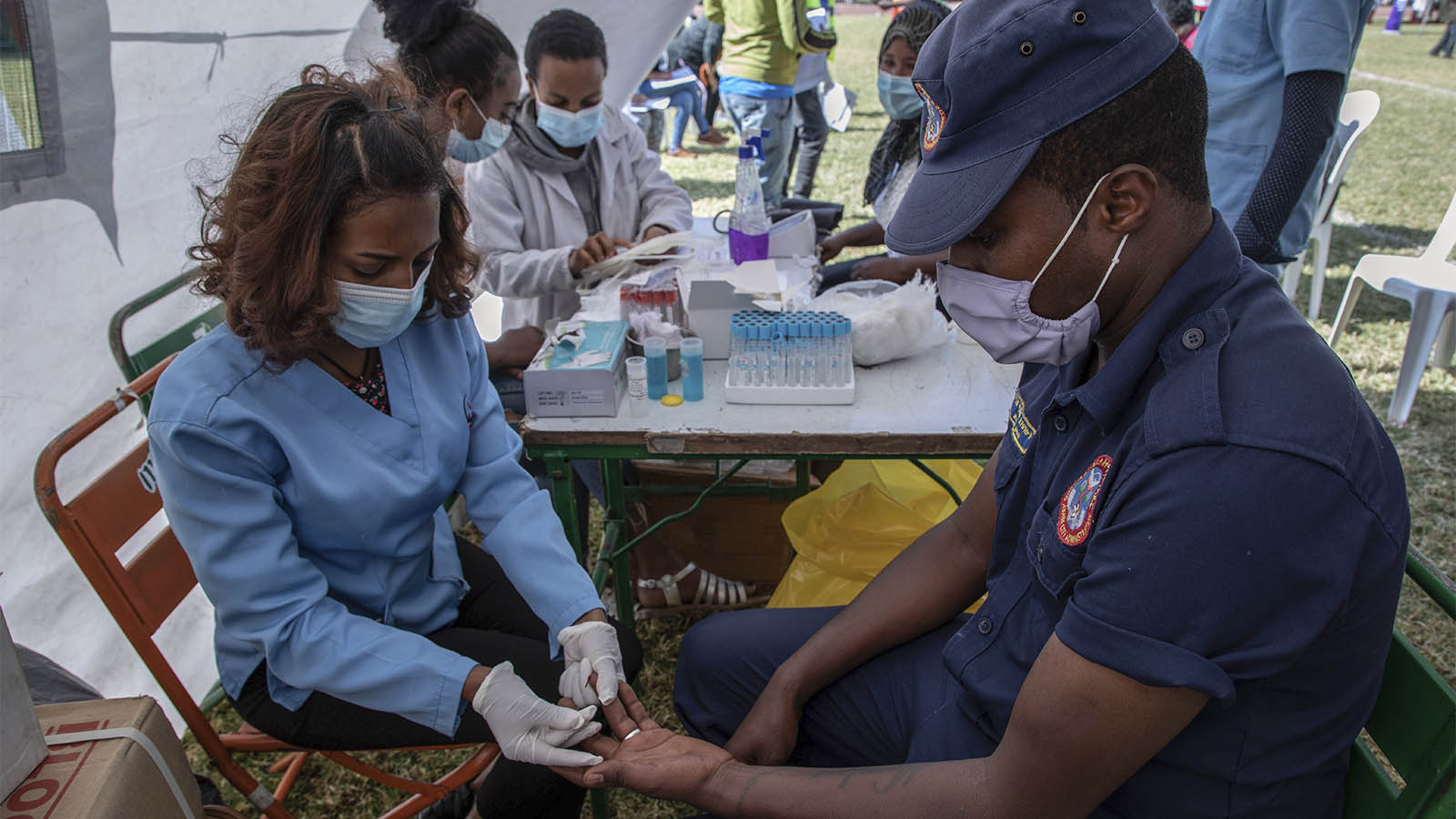 אנשי ממשל ומשטרה נדרשים למסור תרומות דם באדיס אבבה. (AP Photo/Mulugeta Ayene)
