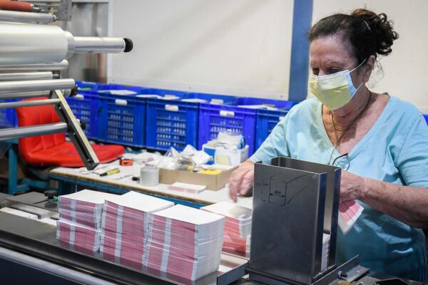 עובדת במפעל דיקם בקיבוץ עין חרוד. (צילום: יוסי זליגר/פלאש90)