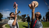 מפגינים דורשים תמיכה תקציבית  מחוץ למשרד האוצר, יוני 2020 (צילום: יונתן זינדל/פלאש 90)
