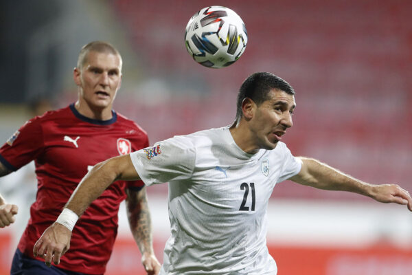 איתן טיבי במדי נבחרת ישראל מול צ'כיה, במסגרת ליגת האומות (AP Photo/Petr David Josek)