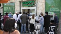 תור לבנק (צילום ארכיון: אוליבייה פיטוסי/פלאש90)