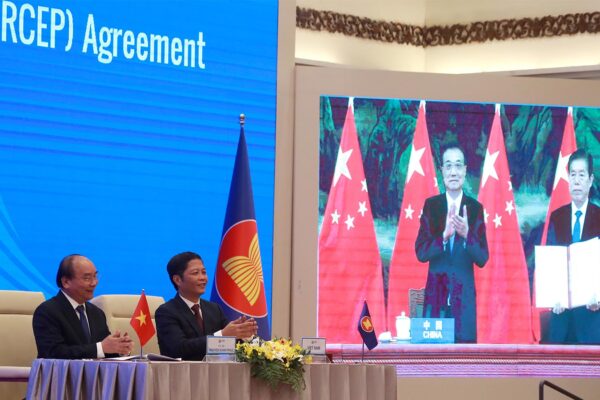 מעמד חתימת הסכם הסחר החופשי במזרח אסיה (צילום: AP Photo/Hau Dinh)