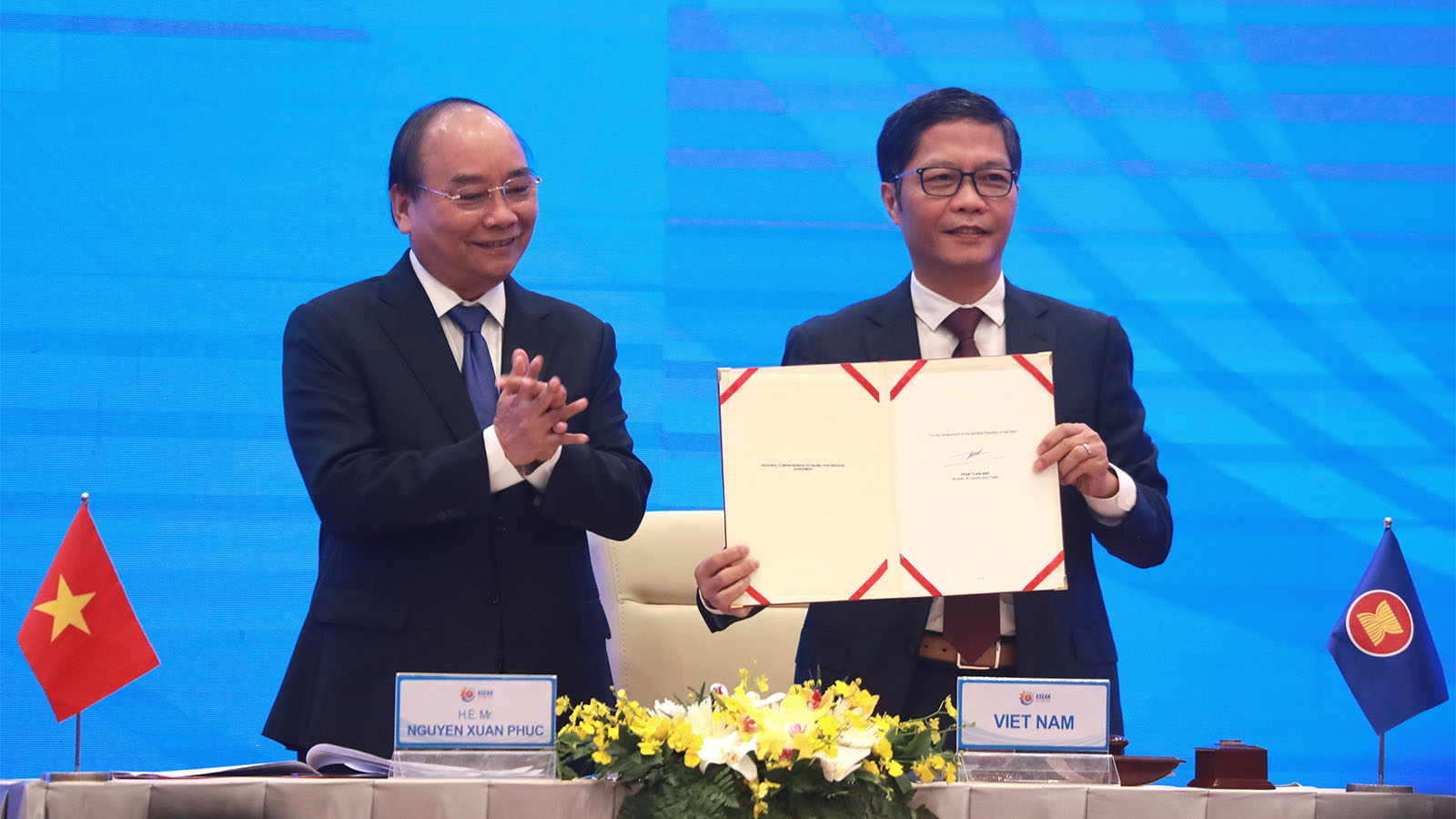 מעמד חתימת הסכם הסחר החופשי במזרח אסיה (צילום: AP Photo/Hau Dinh)