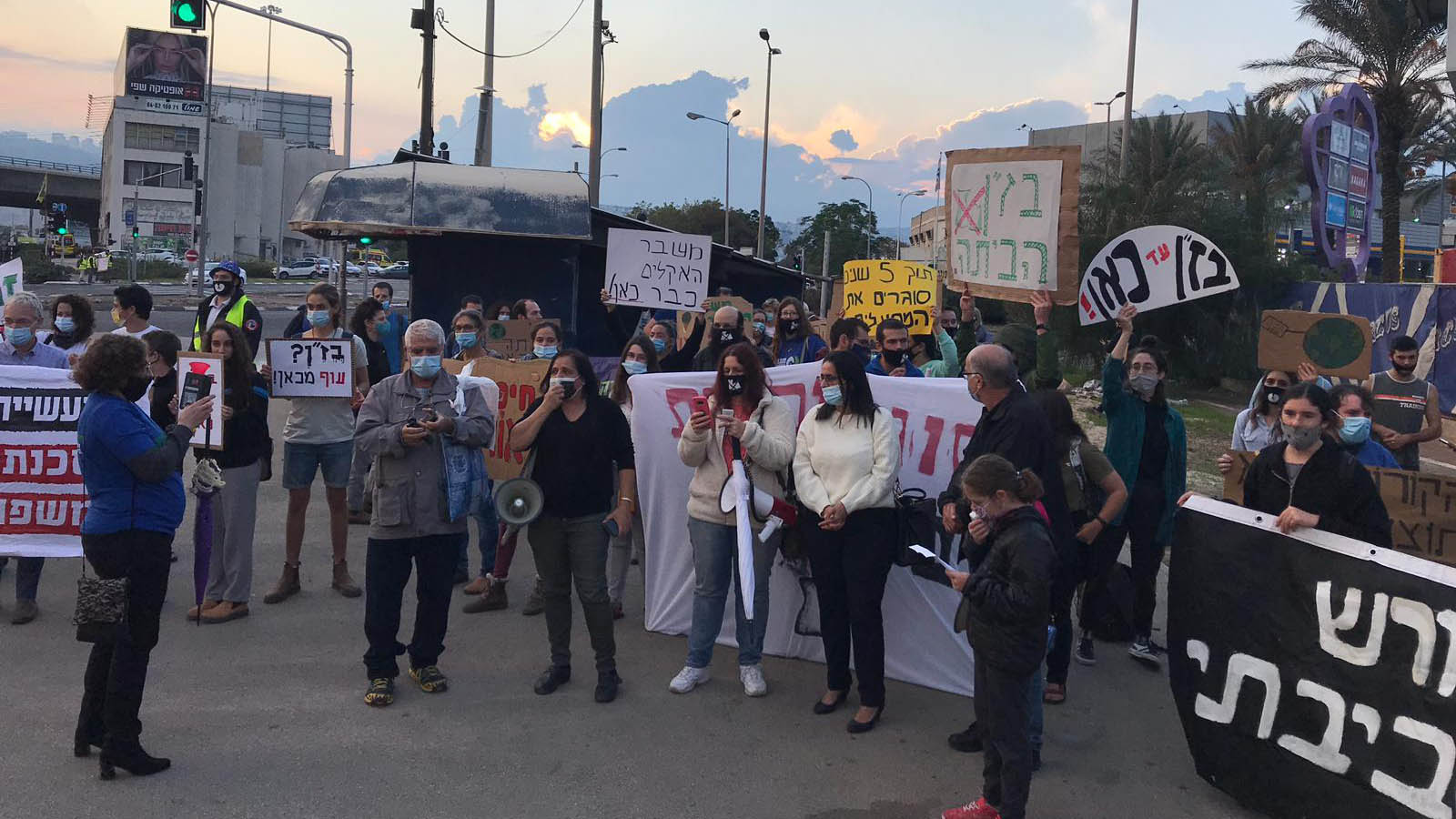 מפגינים בחיפה נגד התעשייה הפטרוכימית במפרץ (צילום: ארגוני הסביבה בחיפה).