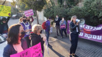 מרצים במכללות הציבוריות מפגינים מול ביתו של השר להשכלה גבוהה ומשלימה, זאב אלקין, בגבעת זאב, 16 בנובמבר 2020 (צילום: כח לעובדים)