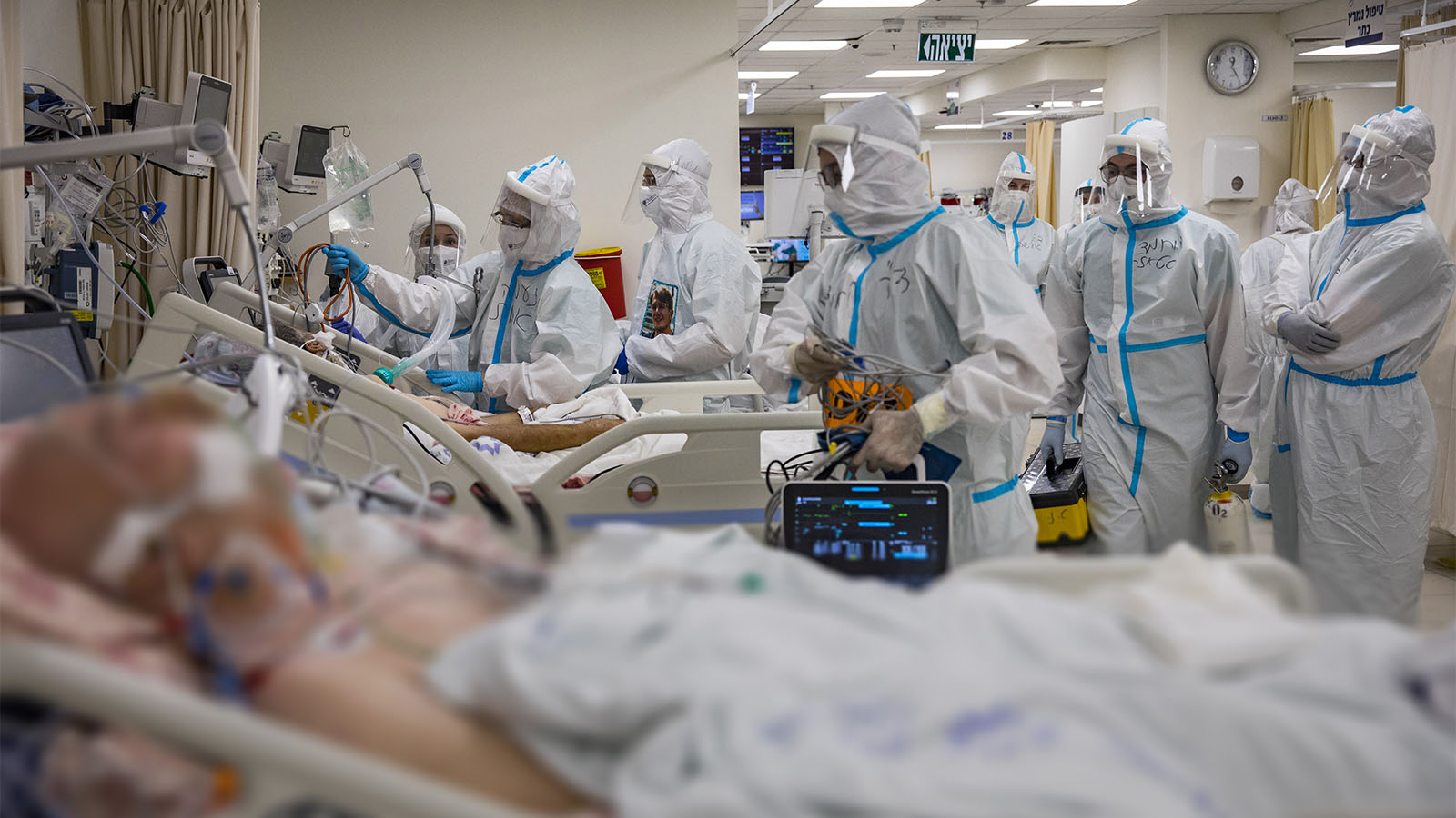 חולים מועברים למחלקת הקורונה החדשה בבית חולים 'שערי צדק' . נובמבר 2020 (צילום: אוליבר פיטוסי/פלאש 90).