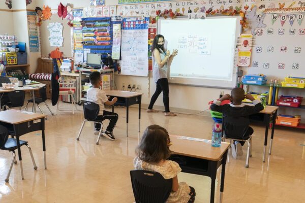 שיעור בתקופת הקורונה בבית ספר יסודי בעיר ניו יורק (AP Photo/Mary Altaffer)