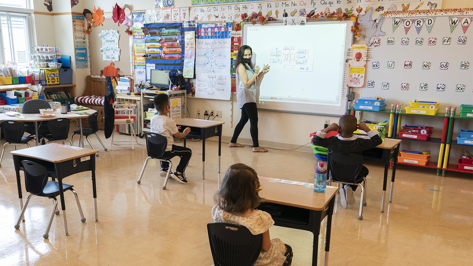 שיעור בתקופת הקורונה בבית ספר יסודי בעיר ניו יורק (AP Photo/Mary Altaffer)