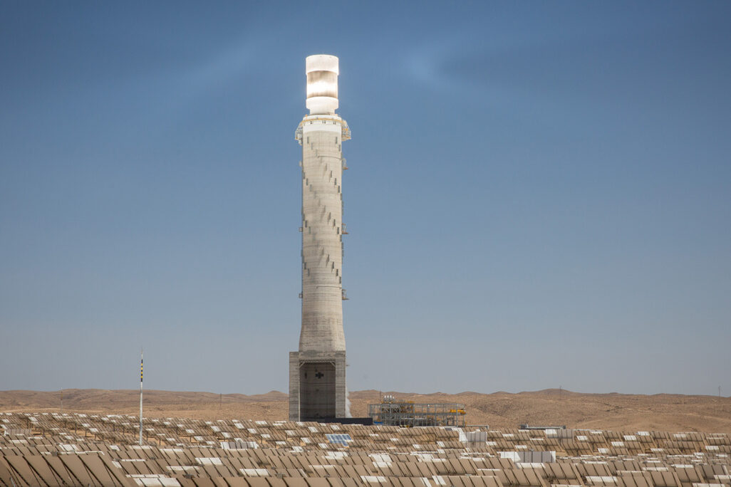 ״מגדל שמש״ תחנת הכוח הסולארית באשלים. (צילום: מירים אלסטר/פלאש 90)
