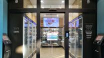 חנות המזון האוטונומית של ארז גור למכירת מזון לבעלי חיים. "החוויה של לחכות ללקוח מאחורי הדלפק היא ממש המאה שעברה" (צילום: דבר)