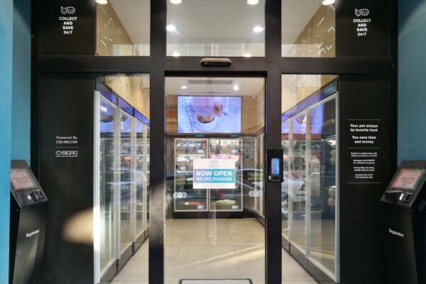 חנות המזון האוטונומית של ארז גור למכירת מזון לבעלי חיים. "החוויה של לחכות ללקוח מאחורי הדלפק היא ממש המאה שעברה" (צילום: דבר)