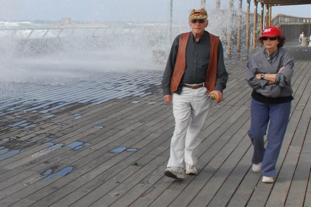 זוג מבוגרים צועדים בנמל תל אביב. למצולמים אין קשר לכתבה (צילום ארכיון: גיל יערי/פלאש90)