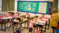חזרה ללימודים תחת הנחיות הקורונה. (צילום: גרשון אלינסון/פלאש 90)