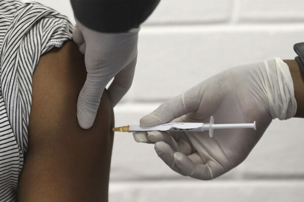 ניסוי חיסון הקורונה של חברת התרופות הבריטית אסטרהזניקה (צילום: Siphiwe Sibeko/Pool via AP)