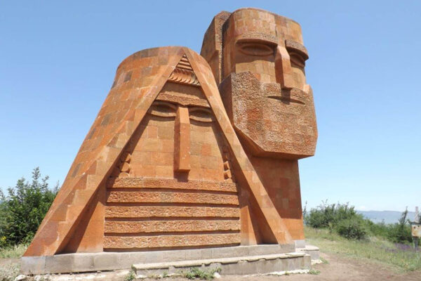 פסל "אנחנו ההרים שלנו", סמל נגורנו-קרבאך הממוקם ליד סטפנקרט, בירת נגורנו קרבאך (צילום: ירון וייס).
