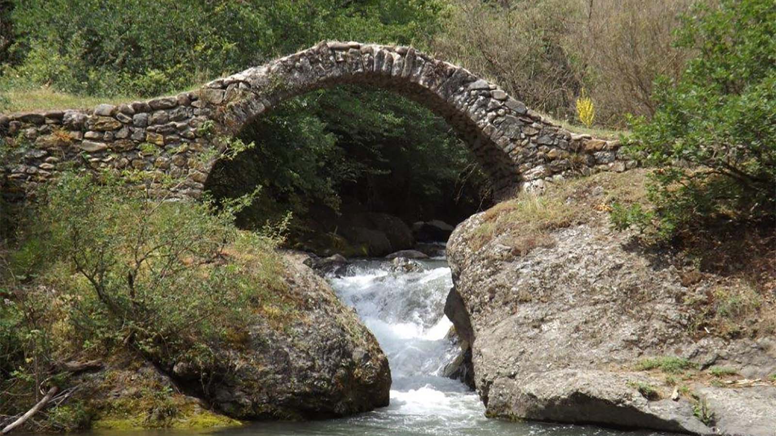 גשר עתיק באזור האדרוט, נגורנו קרבאך (צילום: ירון וייס).