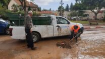 טיפול בנזקים שנגרמו בשל כמויות גשם גדולות ומרוכזות. (צילום: באדיבות עיריית נס ציונה)