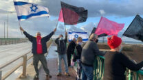 הפגנה נגד ראש הממשלה בגשר ינאי (צילום: הדגלים השחורים)