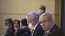 ראש הממשלה נתניהו וראש הממשלה החלופי גנץ (צילום: אוליבייה פיטוסי/פלאש 90)