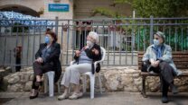 בית אבות בזמן הקורונה. למצולמים אין קשר לכתבה. (צילום: יונתן זינדל/פלאש 90)