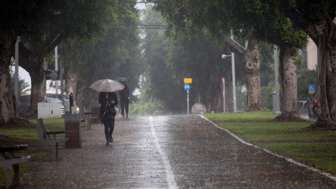 Rain in Tel Aviv. &quot;On the coastal plain, the rains hit very hard, while the amount of precipitation in the Galilee and the Golan Heights did not increase&quot; (Photo: Miriam Elster / Flash 90)