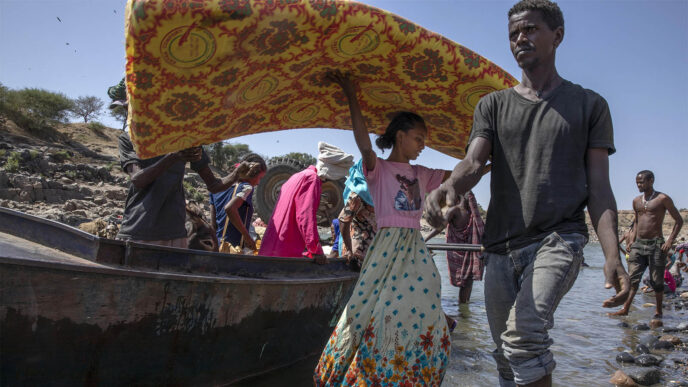 תושבי מחוז תיגראי נמלטים לסודאן מחשש להתקפה של צבא אתיופיה על המחוז הבדלני. (צילום: AP Photo/Nariman El-Mofty)