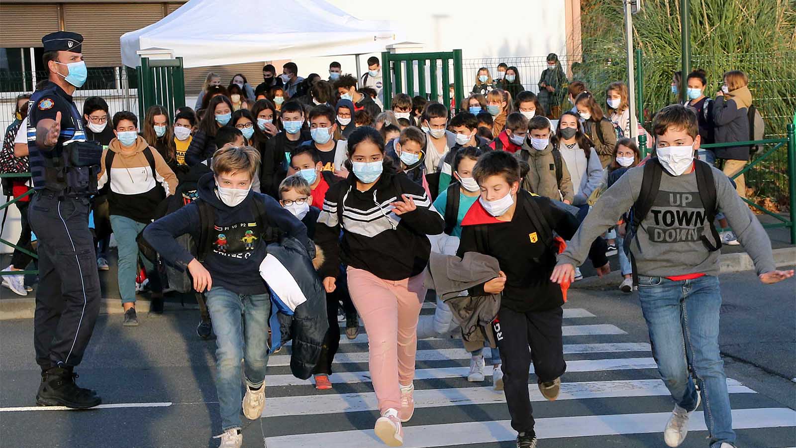 תלמידים יוצאים מיום לימודים בבית ספר בצרפת, במהלך הסגר השני במדינה, נובמבר 2020 (צילום: AP/Bob Edme)
