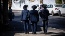 צעירים חרדים בשכונת סנהדריה בירושלים (צילום: יונתן זינדל/פלאש90)