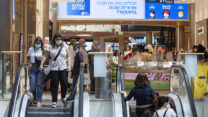 קונים בקניון מלחה בירושלים (צילום: אוליבייה פיטוסי/פלאש 90)