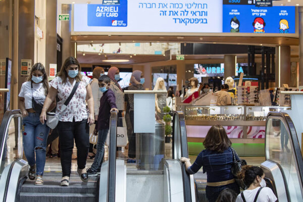 קונים בקניון מלחה בירושלים (צילום: אוליבייה פיטוסי/פלאש 90)