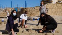 תלמידי כיתת י' מופת בתיכון חדש בית אליעזר בחדרה נפגשים לפיסול בחול בחוף הים של גבעת אולגה (צילום: דוד טברסקי)
