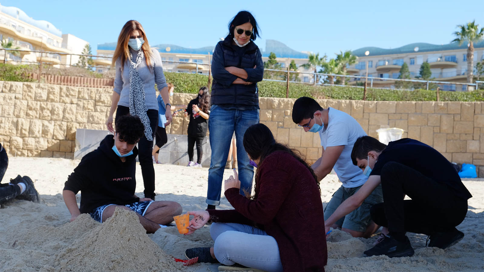 תלמידי כיתת י' מופת בתיכון חדש בית אליעזר בחדרה נפגשים לפיסול בחול בחוף הים של גבעת אולגה (צילום: דוד טברסקי)