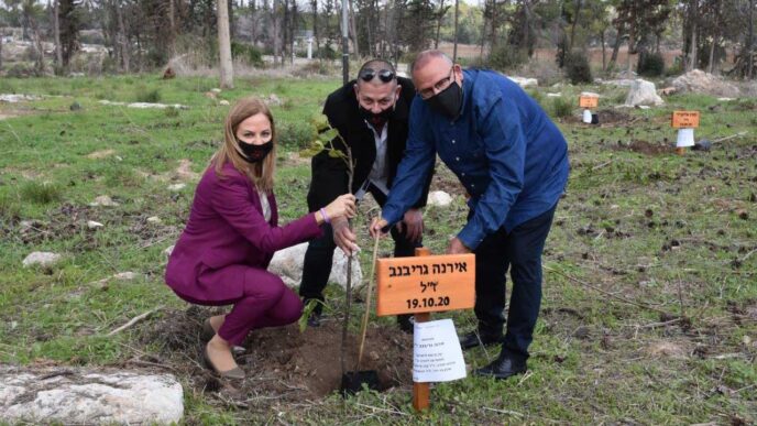 From left: Hagit Peer, head of Na'amat, Israel Goldstein, chairman of the JNF union, and Arnon Bar-David, planting trees to commemorate victims of domestic violence. (Photo: Histadrut)