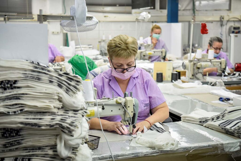 עובדת במפעל. ההעלאה תחול על כלל הנשים שנולדו החל מ-1960 (צילום: יוסי זליגר / פלאש 90)
