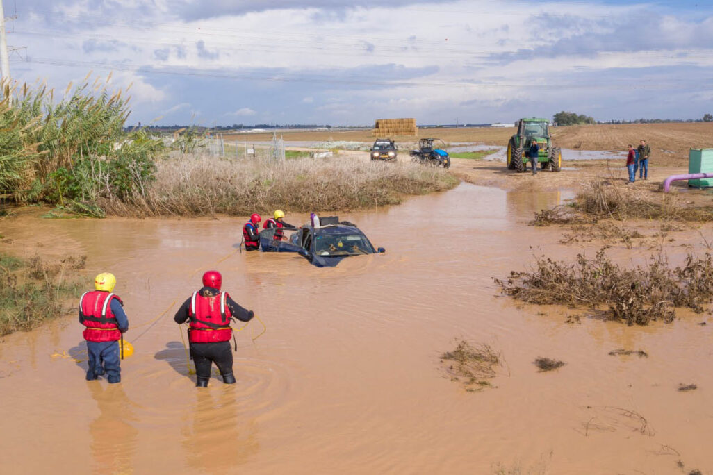 חילוץ מנחל עובד (צילום: דוברות כבאות והצלה)