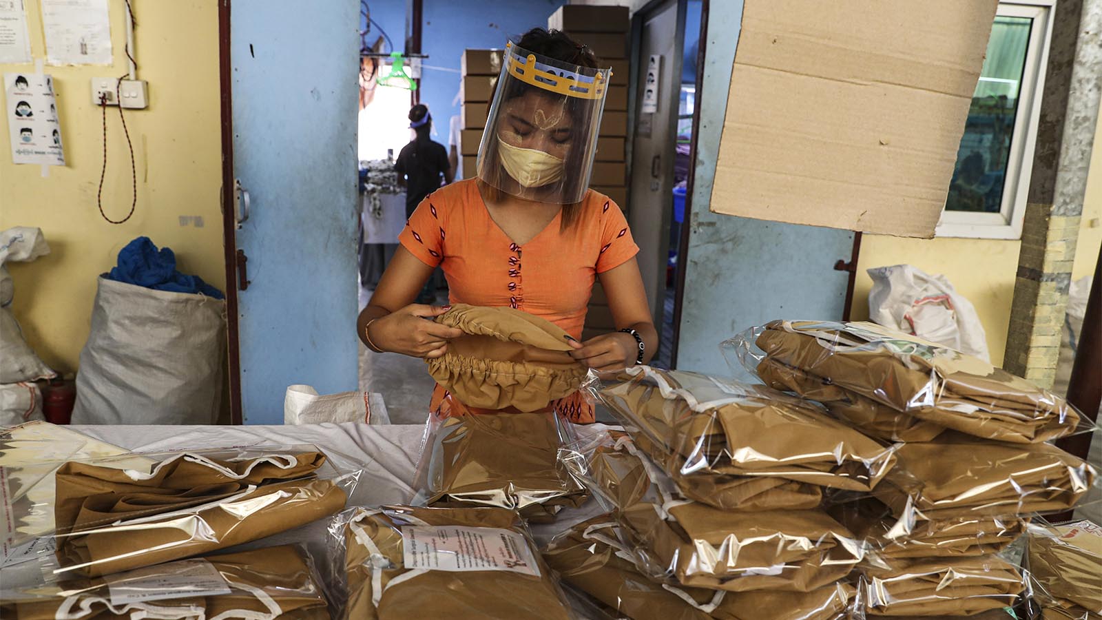 עובדת במפעל טקסטיל במיאנמר. "יש נשים שמרוויחות פחות מ-7 דולרים בחודש. הן שוכרות מזרון במחסן כדי לישון ליד מקום עבודה" (AP Photo/Thein Zaw, File)