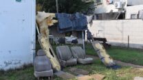 המושבים ושטיחי הרכב של ניר עומדים לייבוש לאחר ההצפה בנס ציונה. "אנשים אומרים 'גשמי ברכה' ומתפללים שירד גשם, אנחנו מתפללים שלא יירד גשם" (צילום: שי ניר)