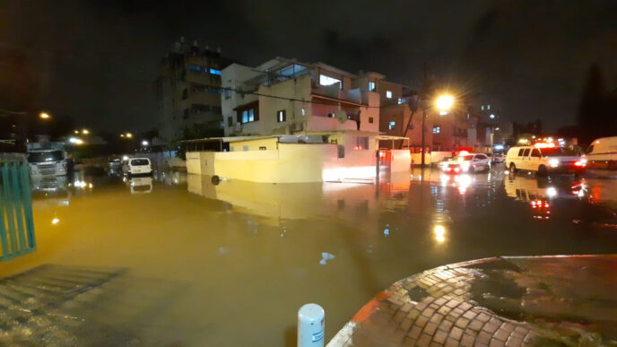 A flooded street in Bnei Brak (Photo: David Keshet)