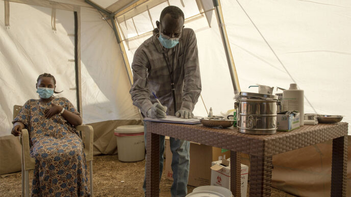 אשה ממחוז תיגראי באתיופיה שנפגעה במלחמת האזרחים במדינה בבדיקה רפואית במחנה הפליטים אום רבוקה בקדאריף שבמזרח סודאן (AP Photo/Nariman El-Mofty)