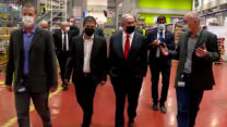 ראש הממשלה בנימין נתניהו ושר הבריאות יולי אדלשטיין בביקור במרכז הלוגיסטי טבע סל"א, שעתיד לקלוט, לאחסן ולשנע את החיסונים נגד הקורונה בתנאים מיוחדים. (צילום: משרד ראש הממשלה)