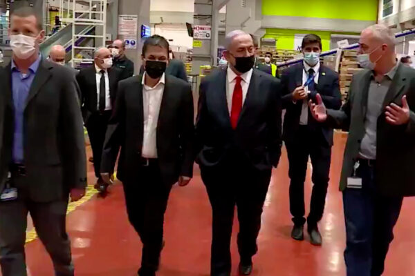 ראש הממשלה בנימין נתניהו ושר הבריאות יולי אדלשטיין בביקור במרכז הלוגיסטי טבע סל"א, שעתיד לקלוט, לאחסן ולשנע את החיסונים נגד הקורונה בתנאים מיוחדים. (צילום: משרד ראש הממשלה)