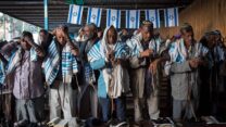 יהודים באתיופיה בבית הכנסת בגונדר, מחכים לעלות לארץ ישראל (צילום: מרים אלסטר/פלאש 90)